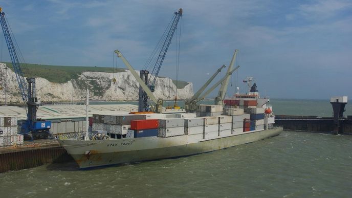 Loď vykládá náklad v anglickém přístavu Dover