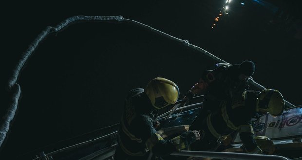 Výletní loď kotvící u Dvořákově nábřeží v Praze se začala potápět, 50 lidí se evakuovalo. 