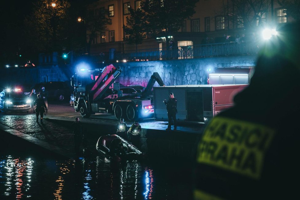 Výletní loď kotvící u Dvořákově nábřeží v Praze se začala potápět, 50 lidí se evakuovalo. 
