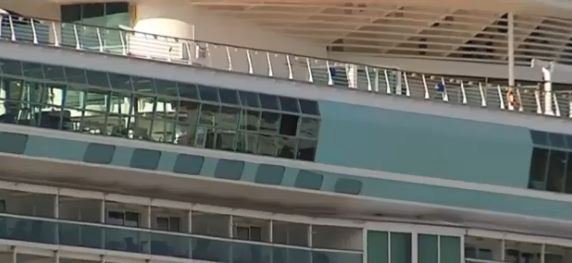 Z okna parníku Freedom of the Seas vypadla 18měsíční holčička. Pád z 50 metrů na beton neměla šanci přežít