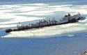 Amundsenova Maud v roce 1998 na mělčině u kanadského Cambridge Bay.
