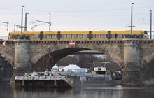 Česká loď uvízla v Drážďanech pod mostem! Kolos vysvobodila vlna