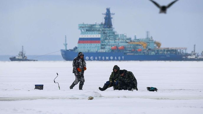 Proplouvání ledových vod přestává být výsadou ledoborců, na sever se vydávají i méně vyztužené lodě. Proplouvání ledových vod přestává být výsadou ledoborců, na sever se vydávají i méně vyztužené lodě.