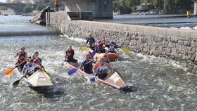 Stovky lodí se při skautském závodě plavily v Praze přes tři vltavské jezy.