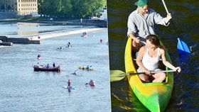 Vltava plná kánoí. Nadšenci s pádly pluli z Troje ke Karlovu mostu