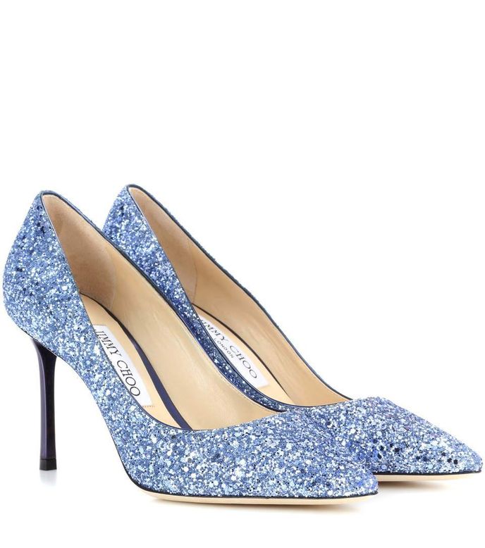 Modré lodičky se třpytkami, JIMMY CHOO, 495 €, www.mytheresa.com Modré lodičky se třpytkami, JIMMY CHOO, 495 €, www.mytheresa.com
