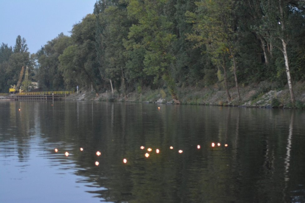 Lodičky štěstí rozzářily Vltavu.