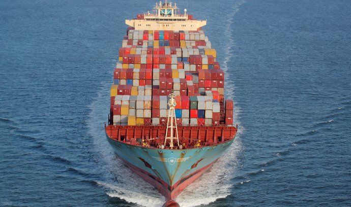 Lodní doprava kontejnerů zlevňuje.