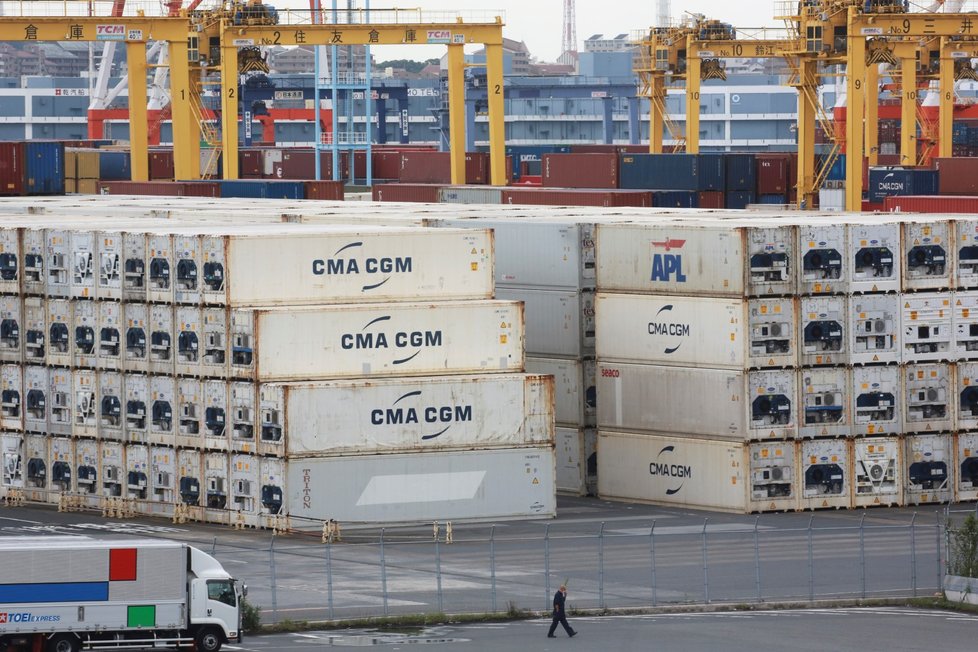 Prázdné kontejnery se hromadí v přístavech.