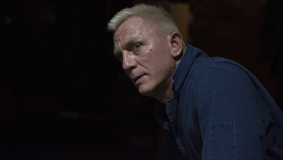 Mezi Loganovy parťáky patří i Daniel Craig, tentokrát na blond.