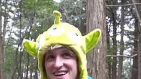 Americký bloger Logan Paul si dělal srandu z těla sebevraha, které našel v lese v Japonsku. Za svůj výstup se po kritice omluvil.