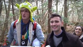 Americký bloger Logan Paul si dělal srandu z těla sebevraha, které našel v lese v Japonsku. Za svůj výstup se po kritice omluvil.