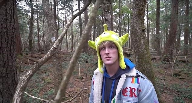 Americký bloger Logan Paul si dělal srandu z těla sebevraha, které našel v lese v Japonsku. Za svůj výstup se po kritice omluvil.