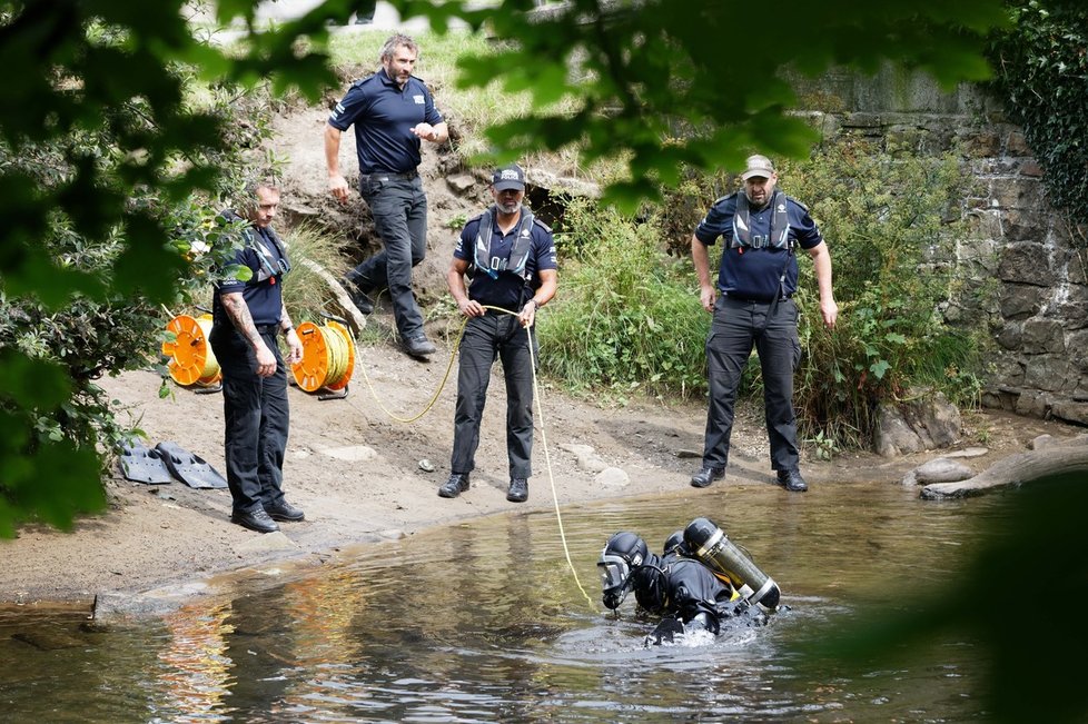 Logan Williamson (†5) byl nalezen mrtvý nedaleko řeky Ogmore ve Walesu. Policie případ vyšetřuje jako vraždu a dokonce zadržela i třináctiletého chlapce.