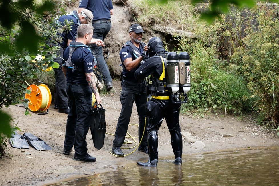 Logan Williamson (†5) byl nalezen mrtvý nedaleko řeky Ogmore ve Walesu. Policie případ vyšetřuje jako vraždu a dokonce zadržela i třináctiletého chlapce.