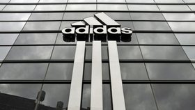 Adidas zavírá obchody a zaměřuje pozornost na webový prodej.