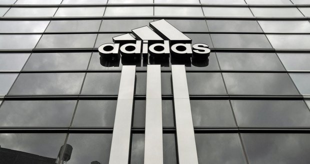 Adidas zavírá kamenné obchody. Výrobce sportovních bot a oblečení sází na web