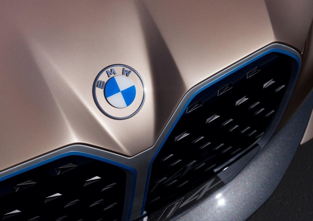 Logo a pruhy M u BMW