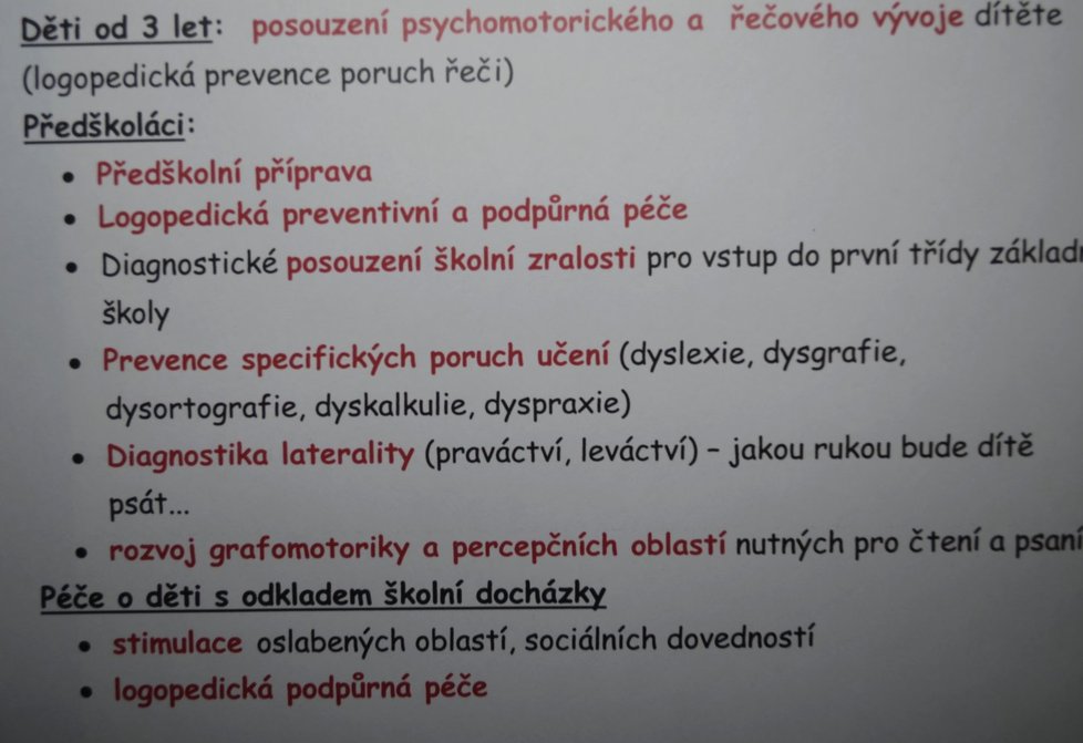 Na nástěnce má jasně uvedenou nabídku logopedických služeb!