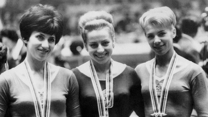 Věra Čáslavská získala na olympiádě v Tokiu tři zlaté