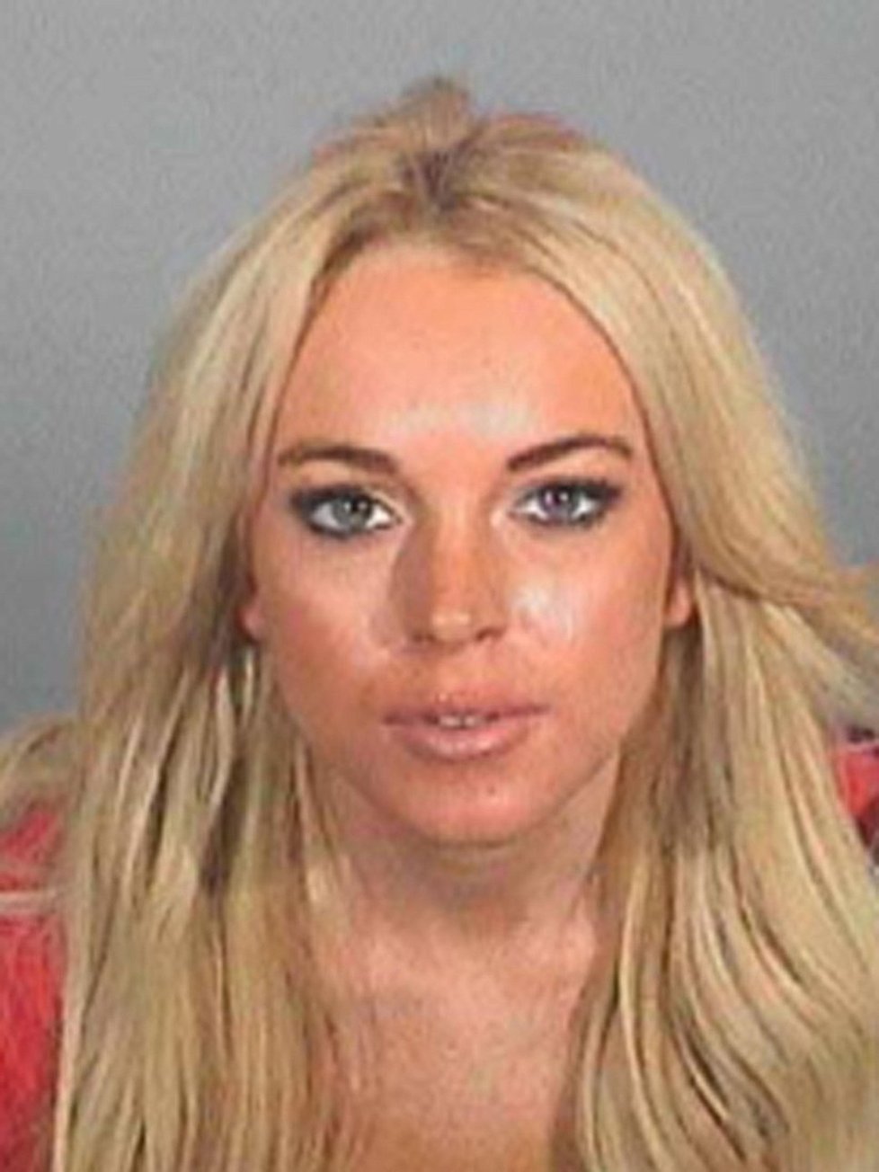 Lindsay Lohan a její série vězeňských portrétů.