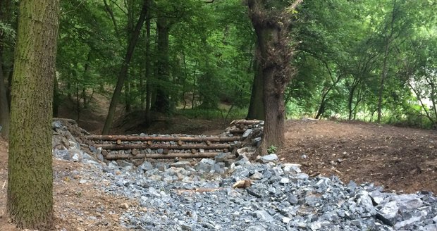 Radnice testuje v Komořanech novou zábranu, která má zamezit vzniku bahenních řek z lesa.