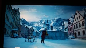 V reklamě se z náměstí v Lokti kouká divák přímo na Alpy.