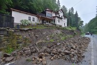 U Lokte se sesula opěrná zeď u domu: Silnice je uzavřená, oprava potrvá měsíce