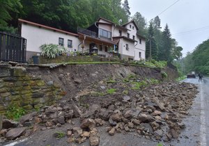 V Údolí u Lokte došlo k sesuvu opěrné zdi u silnice.