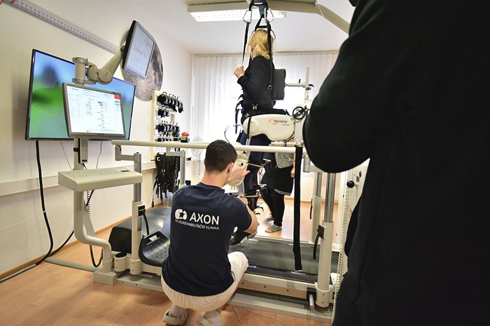 Český voják Stanislav Kubík zůstal po těžkém úraze páteře ochrnutý. Dnes je jedním z pacientů Neurorehabilitační kliniky AXON, kde trénuje chůzi skrze virtuální realitu na přístroji Lokomat.