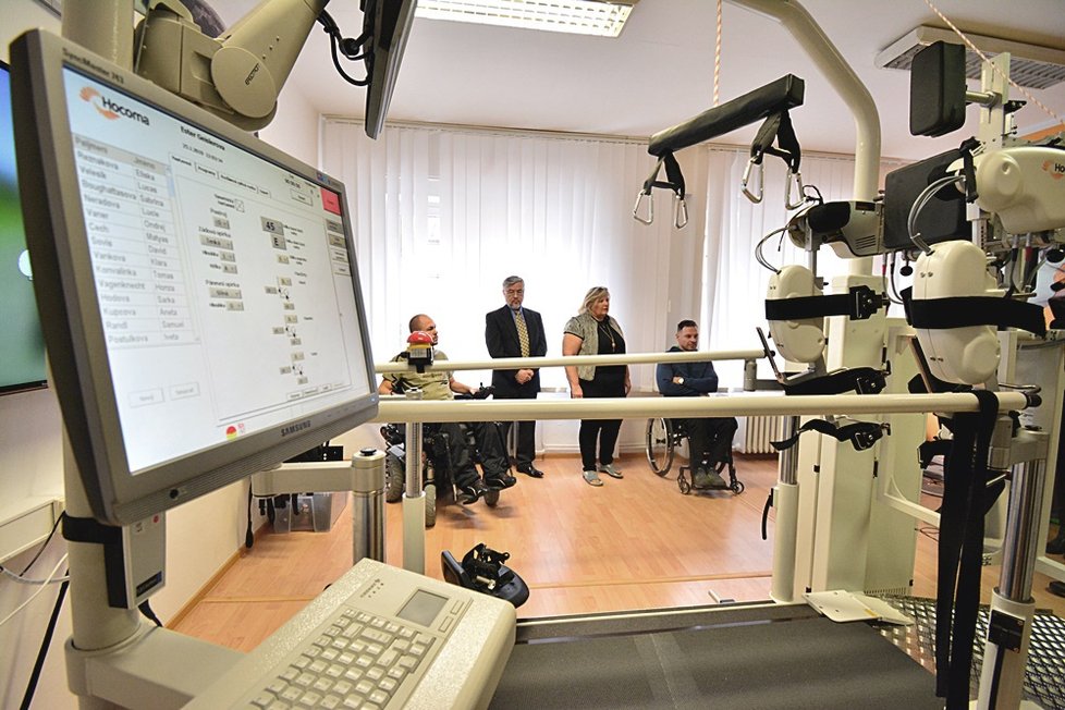 Český voják Stanislav Kubík zůstal po těžkém úraze páteře ochrnutý. Dnes je jedním z pacientů Neurorehabilitační kliniky AXON, kde trénuje chůzi skrze virtuální realitu na přístroji Lokomat.