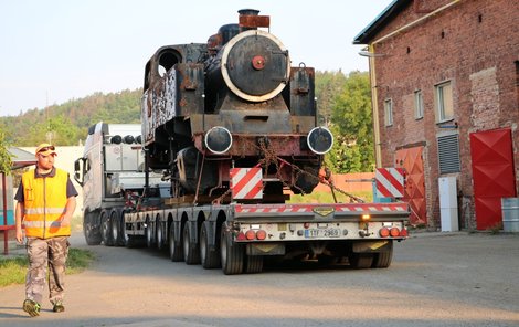Fotky ukazují, v jak strašném stavu se mašinka odvážela a jak se postupně měnila zpět v krasavici. Fotky ukazují, v jak strašném stavu se mašinka odvážela a jak se postupně měnila zpět v krasavici.