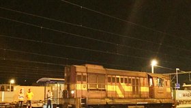 Mladík lezl v Uhříněvsi na lokomotivu. Přežil jen zázrakem