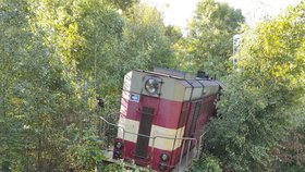 U Chebu vykolejila lokomotiva, skončila zcela mimo koleje.