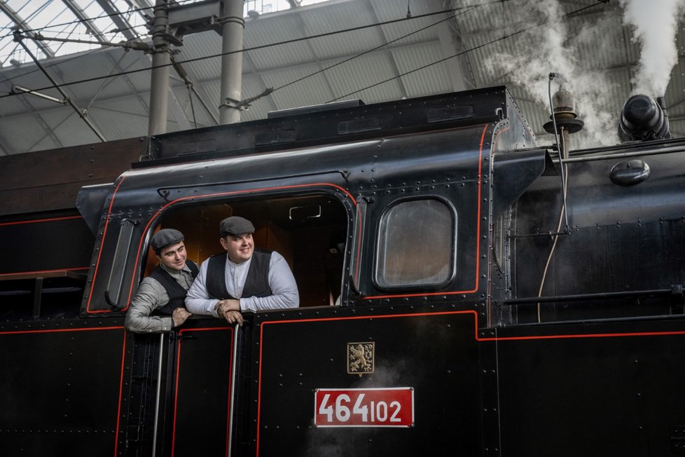 Z pražského Hlavního nádraží do Hostivice vyjela Národním technickým muzeem zrenovovaná parní lokomotiva 464.102, přezdívaná Ušatá, 25. listopadu 2023, Hostivice. Práce na obnově stroje trvaly 16 měsíců a cena lokomotivy byla 29 milionů korun.