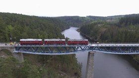 Na opravený most Rámusák nad přehradou Hracholusky vjely v rámci zatěžkávací zkoušky tři lokomotivy Sergej. Každá váží 116 tun.