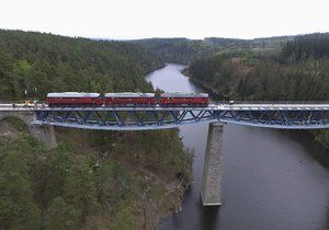 Na opravený most Rámusák nad přehradou Hracholusky vjely v rámci zatěžkávací zkoušky tři lokomotivy Sergej. Každá váží 116 tun.