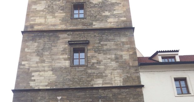 K lokti na zdi Novoměstské radnice se váže pražská legenda o hamižném Lokýtkovi.