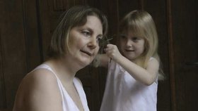 Lola (6): Maminka má rakovinu, oholím jí vlasy, než jí vypadají