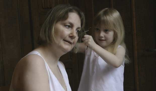 Intimní okamžik: Lola opatrně začíná nemocné mamince stříhat vlasy