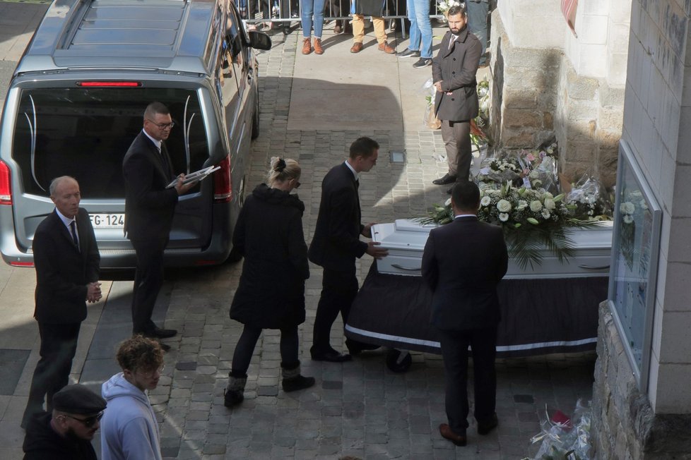 Stovky lidí se ve Francii naposledy loučily se zavražděnou dvanáctiletou Lolou.