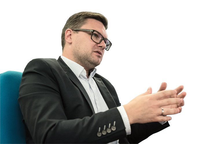 Ředitel podniku LOM PRAHA Jiří Protiva vysvětluje, jak probíhají opravy vrtulníků
