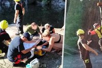 Dívka v lomu Rampa skočila ze 16 metrů do vody: Zlomila si několik obratlů, vytáhli ji na jeřábu