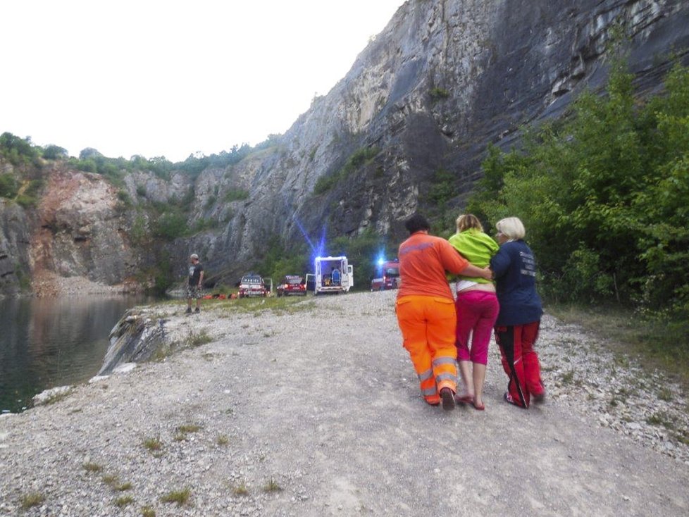 Na místě tragédie bylo ošetřeno s akutní stresovou reakcí i sedm mladíkových kamarádů