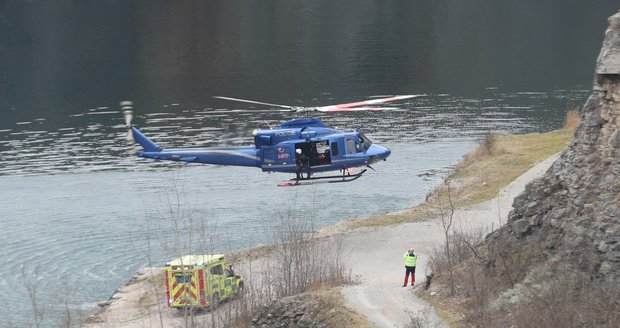 Tragédie v lomu Velká Amerika: Žena s deštníkem spadla ze skály, zraněním na místě podlehla