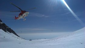 Pro české horolezce, kteří spadli při výstupu na horu Lomnický štít ve Vysokých Tatrách, přijela slovenská horská služba.