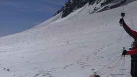 Pro české horolezce, kteří spadli při výstupu na horu Lomnický štít ve Vysokých Tatrách, přijela slovenská horská služba.