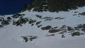 Pro české horolezce, kteří spadli při výstupu na horu Lomnický štít ve Vysokých Tatrách, přijela slovenská horská služba.