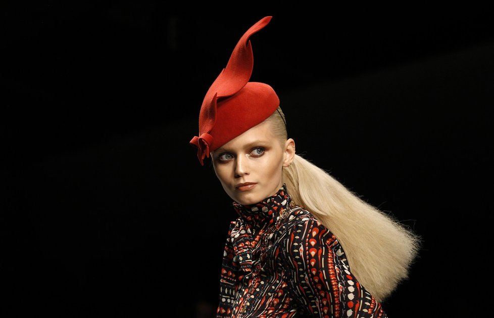 O extravagantní kloboučky se postaral slavný anglický návrhář Stephen Jones, který navrhuje například pro Diora.