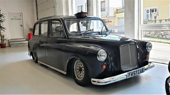 Na prodej je možná nejrychlejší taxi v Evropě. Pohání ho 8,2litrová V8